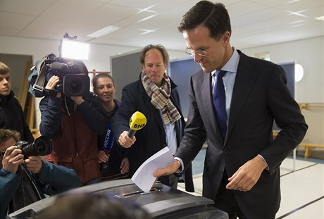 Nizozemský premiér Rutte odevzdává svj hlas v referendu o asocianí dohod EU...