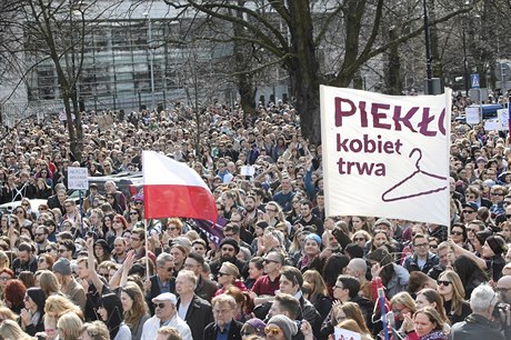 Masové demonstrace proti zpísnní potratového zákona ve Varav.