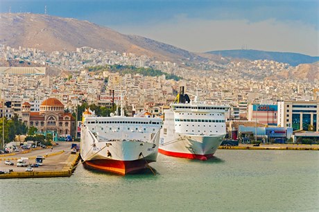 ecký pístav Pireus.