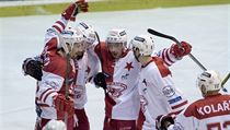 Hokejisté Slavie se radují z branky v síti Karlových Varů. | na serveru Lidovky.cz | aktuální zprávy