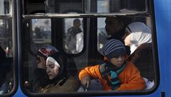 Uprchlíky, kteí se neúspn snaili dostat z Turecka, odváí autobus.