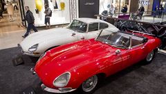V obchodním centru Arkády vystavují historická auta znaky Jaguar. Na snímku je...