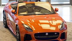 Nový model F-type SVR dosahuje maximální rychlosti 322 km/h.