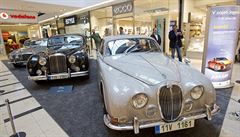 V praském obchodním dom Arkády jsou vystavena auta znaky Jaguar.