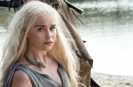Krlovna Daenerys m problmy (Emilia Clarkeov). Hra o trny - est srie.