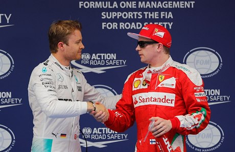 Nico Rosberg (vlevo) a Kimi Räikkönen po sobotní kvalifikaci v ín.