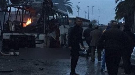 Vybuchlý autobus tuniské prezidentské gardy.