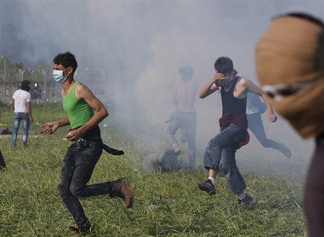 Migranti si kryjí obliej ped slzným plynem vím, co je po ruce - a u...