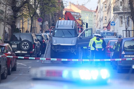 Policie nakládá nabourané auto policejního dstojníka Karla Kadlece.