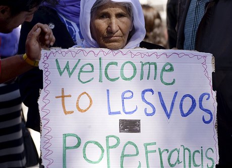 ena s transparentem vítá papee v uprchlickém kempu Moria.