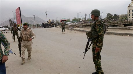 Vojáci hlídají místo výbuchu v Kábulu.