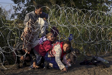 Syrtí uprchlíci podlézají hranice Srbska a Maarska.