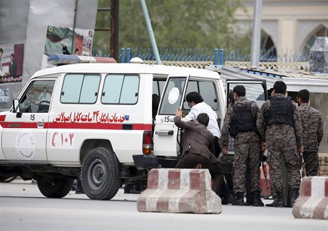 Zranní písluníci afghánským bezpenostních sil jsou peváeni do nemocnice.