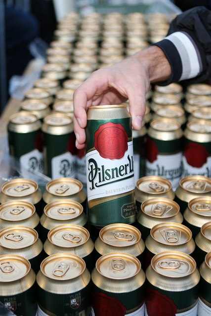 Pivo Pilsner Urquell v plechovce.