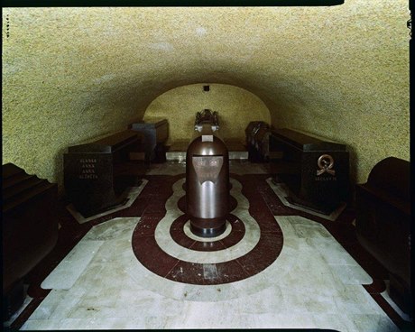Rokotova hrobka eských král v katedrále sv. Víta z let ticátých.