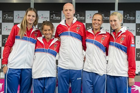 Fedcupový tým (zleva): Karolína Plíková, Barbora Strýcová, Petr Pála, Lucie...