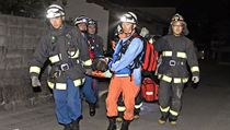 Zchrani nesou zrannho po tvrtenm zemtesen v jihojaponskm Kumamotu.
