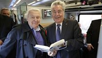 Pavel Kohout s rakouskm prezidentem Heinzem Fischerem ve vlaku cestou do Prahy.