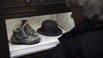 Chaplinovy slavn rekvizity - boty, hlka a klobouk - jsou soust expont...
