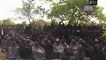 Unesen dvky na propagandistickm videu extremistick skupiny Boko Haram,...