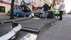 Nabouraná auta v praské umavské ulici.