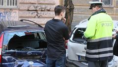 Policisté s idii na Vinohradech eí hromadnou nehodu.