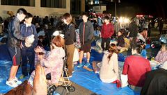 Lidé evakuovaní po zemtesení na jihu Japonska.