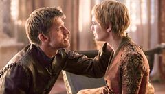 Lannisterové chystají pomstu. Královna Cersei (Lena Headeyová) a Jaime (Nikolaj...