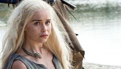 Královna Daenerys má problémy (Emilia Clarkeová). Hra o trny - está série.