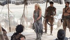 Daenerys (Emilia Clarkeová) v zajetí Dothrak. Hra o trny - está série.