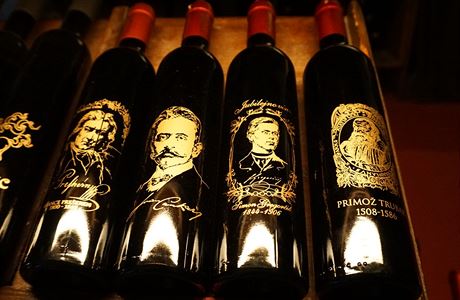 Vinn suvenry: lahve s portrty velikn slovinskho psemnictv. Zleva...