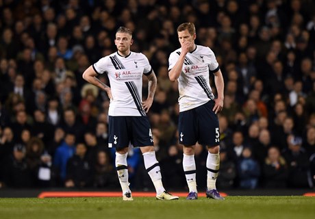 Toby Alderweireld a Jan Vertonghen z Tottenhamu smutní po obdreném gólu