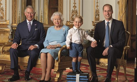Britská královna Albta II. a následníci trnu na novém oficiálním snímku...