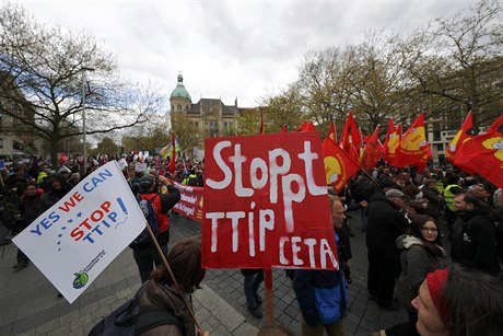 Nmetí demonstranti chtjí zabránit pijetí smluv o volném obchodu