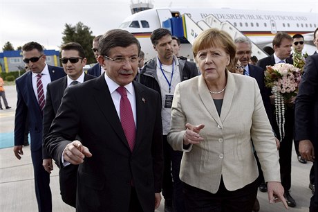 Nmecká kancléka Angela Merkelová a turecký premiér Ahmet Davutoglu