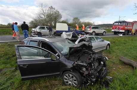 U Borov na Plzesku se 25. dubna ráno srazila tyi osobní vozidla. Ti...