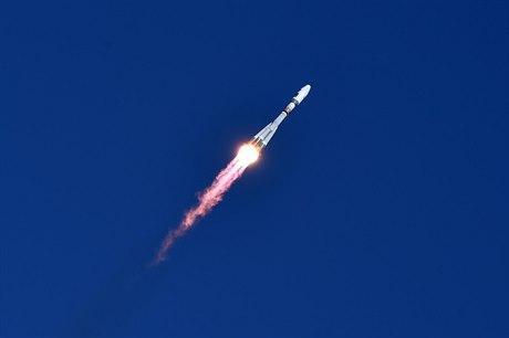 Raketa vynesla na obnou dráhu trojici meních druic.