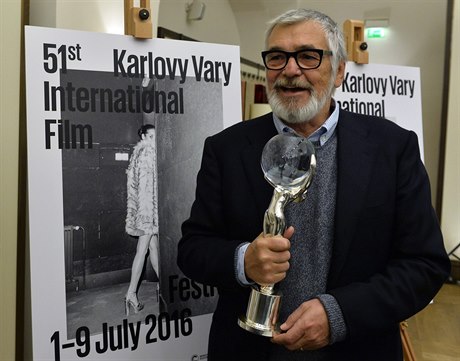 Prezident karlovarského festivalu Jií Bartoka s letoním plakátem, který...