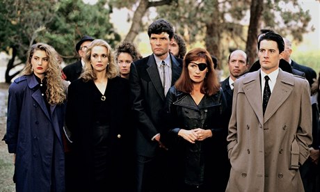 Kyle MacLachlan (vpravo)  jako Agent Cooper s hereckými kolegy. Twin Peaks,...
