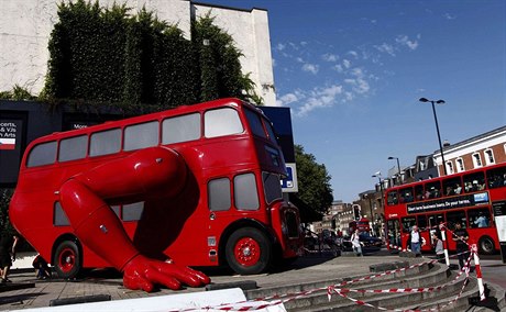 Kontroverzní výtvarník David erný vyrobil z londýnského autobusu mechanickou...