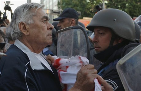 Tváí v tvá. Stet demonstranta s policistou v rámci masových protivládních...