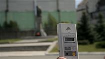 Měření radioaktivity dozimetrem před památníkem | na serveru Lidovky.cz | aktuální zprávy