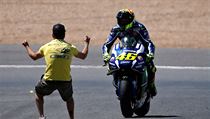 Valentino Rossi a šílený fanoušek na trati. | na serveru Lidovky.cz | aktuální zprávy
