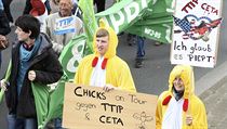 Demonstranti v pevleku za kuata demonstruj proti TTIP