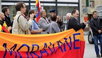Na protest přišlo s moravskými vlajkami a dalšími symboly zhruba 100 lidí | na serveru Lidovky.cz | aktuální zprávy