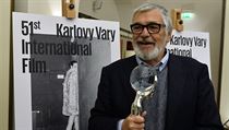 Prezident karlovarského festivalu Jiří Bartoška s letošním plakátem, který... | na serveru Lidovky.cz | aktuální zprávy
