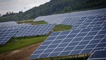 Fotovoltaická elektrárna Vepřek u obce Vepřek na Mělnicku, která je těsně před... Fotovoltaická elektrárna Vepřek u obce Vepřek na Mělnicku, která je těsně před...