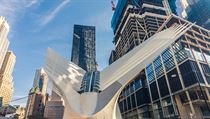 Newyorské nádraží, oficiálně pojmenované World Trade Centre Transportation Hub,... Newyorské nádraží, oficiálně pojmenované World Trade Centre Transportation Hub,...