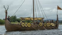 Vikingská loď se zavěšenými štíty na boku. | na serveru Lidovky.cz | aktuální zprávy