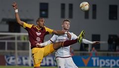 FK Dukla Praha - AC Sparta Praha (zleva Jean-David Beauguel z Dukly a obránce...